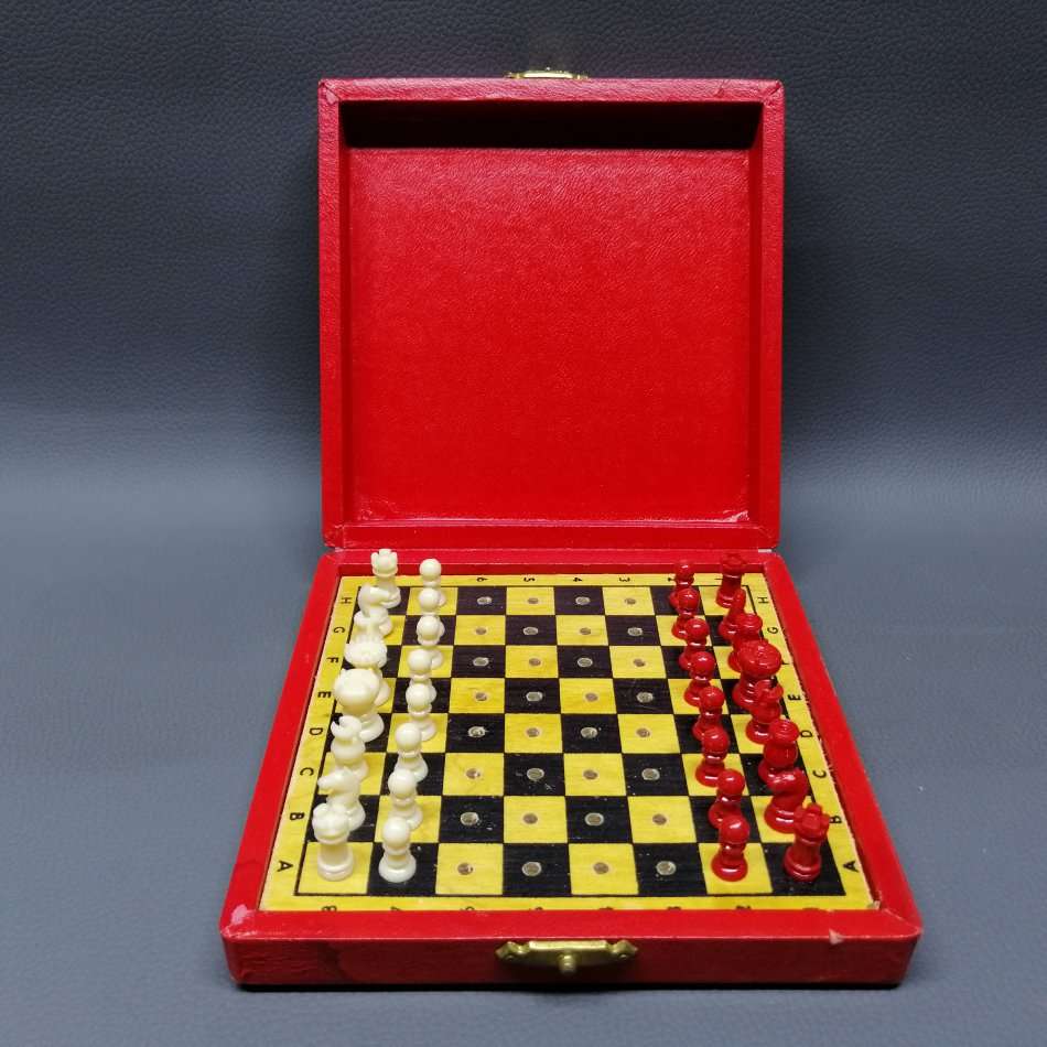 Original Vintage Foldable Box Pocket Chess Set!!!