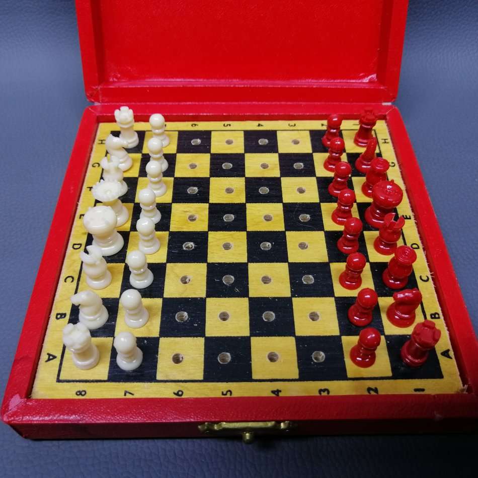 Original Vintage Foldable Box Pocket Chess Set!!!