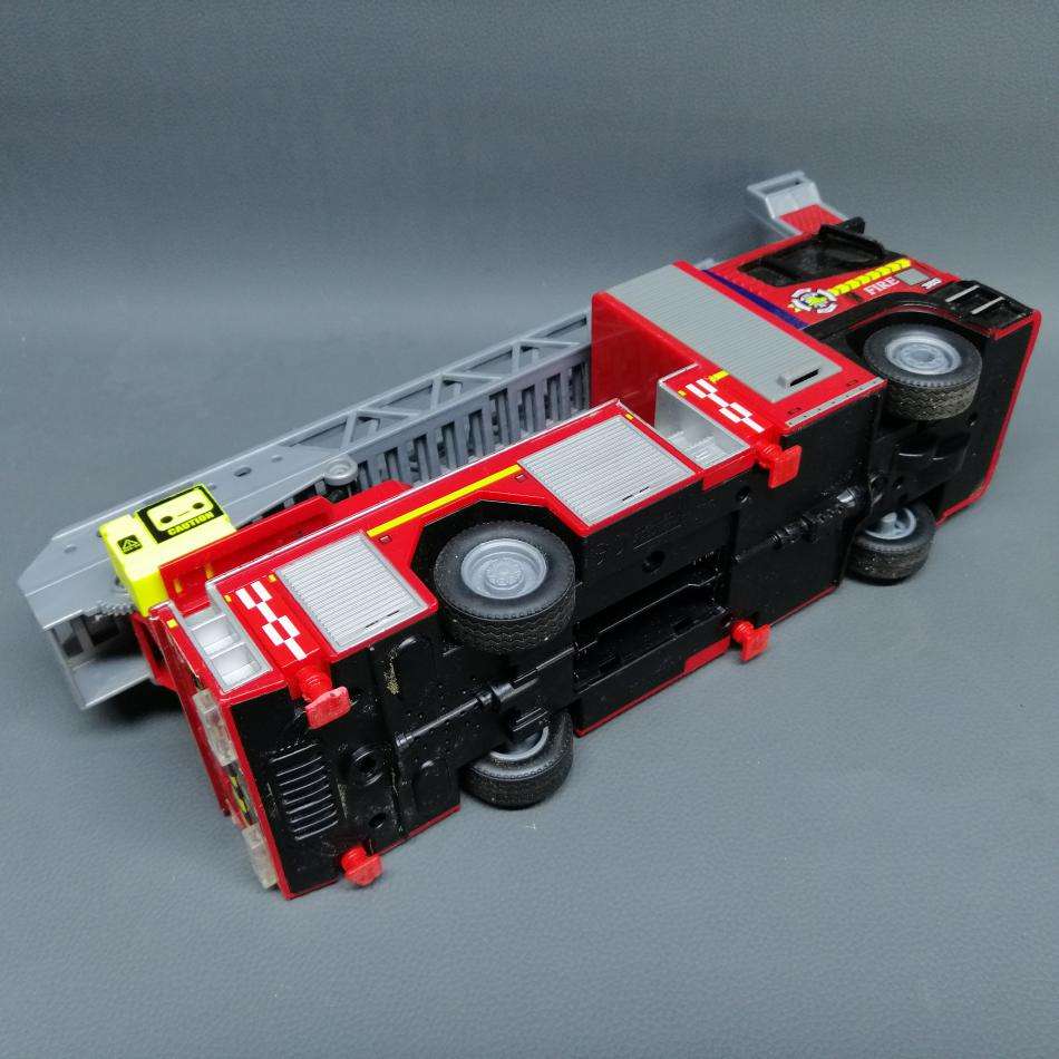 Large Highly Detailed Die Cast Plastic Battery Operated Fire Truck!!!