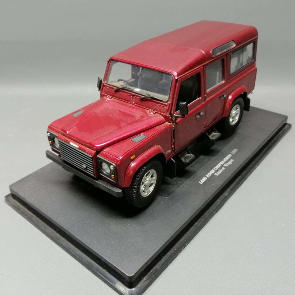Fantastic!!! Highly Detailed Scale 1:18 Land Rover Defender 110 Station Wagon!!!