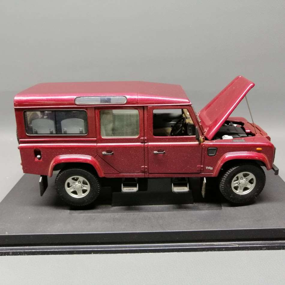 Fantastic!!! Highly Detailed Scale 1:18 Land Rover Defender 110 Station Wagon!!!