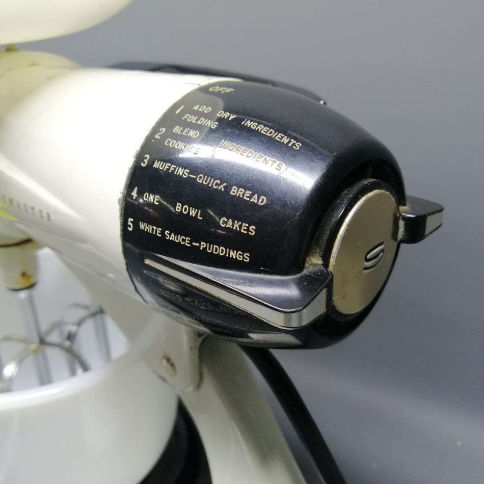 1956 Vintage Sunbeam Mixmaster With Original Pyrex Milk Glass Mixing Bowls!!! Working!!!