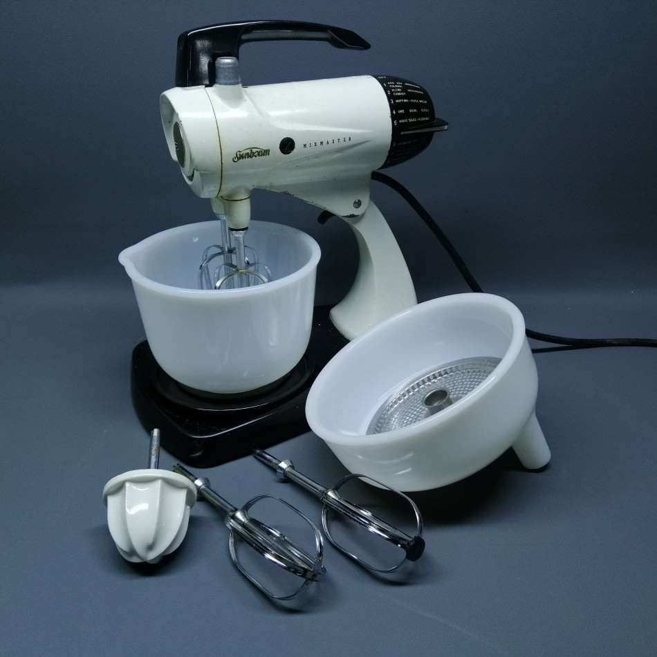 1956 Vintage Sunbeam Mixmaster With Original Pyrex Milk Glass Mixing Bowls!!! Working!!!