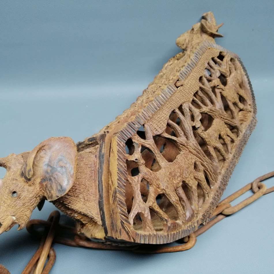 FANTASTIC!!!! Highly Detailed Hand Carved Animal Themed Solid Wood Handbag!!!