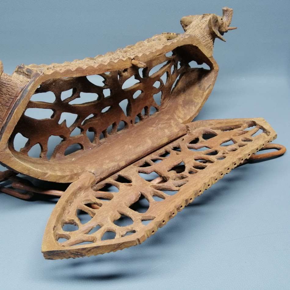 FANTASTIC!!!! Highly Detailed Hand Carved Animal Themed Solid Wood Handbag!!!