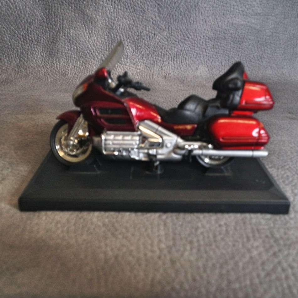 Original Die Cast Scale 1:18 Honda 2002 Gold Wing Motorbike!!!