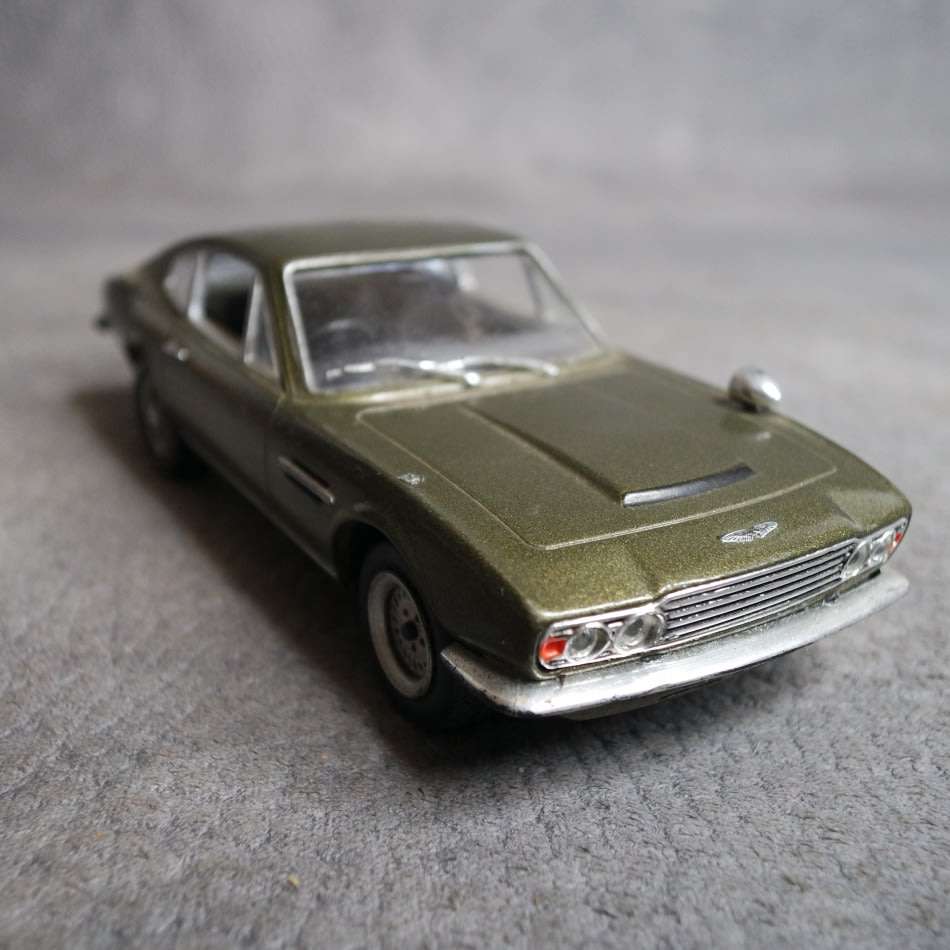 Detailed Die Cast Metal Scale 1:43 Aston Martin DBS