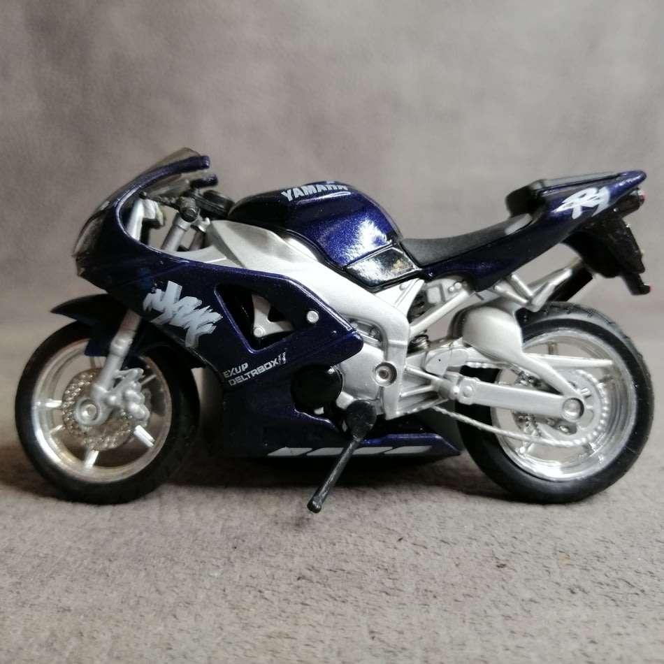 Yamaha Y2F Die Cast Model Motorcycle Scale 1:18