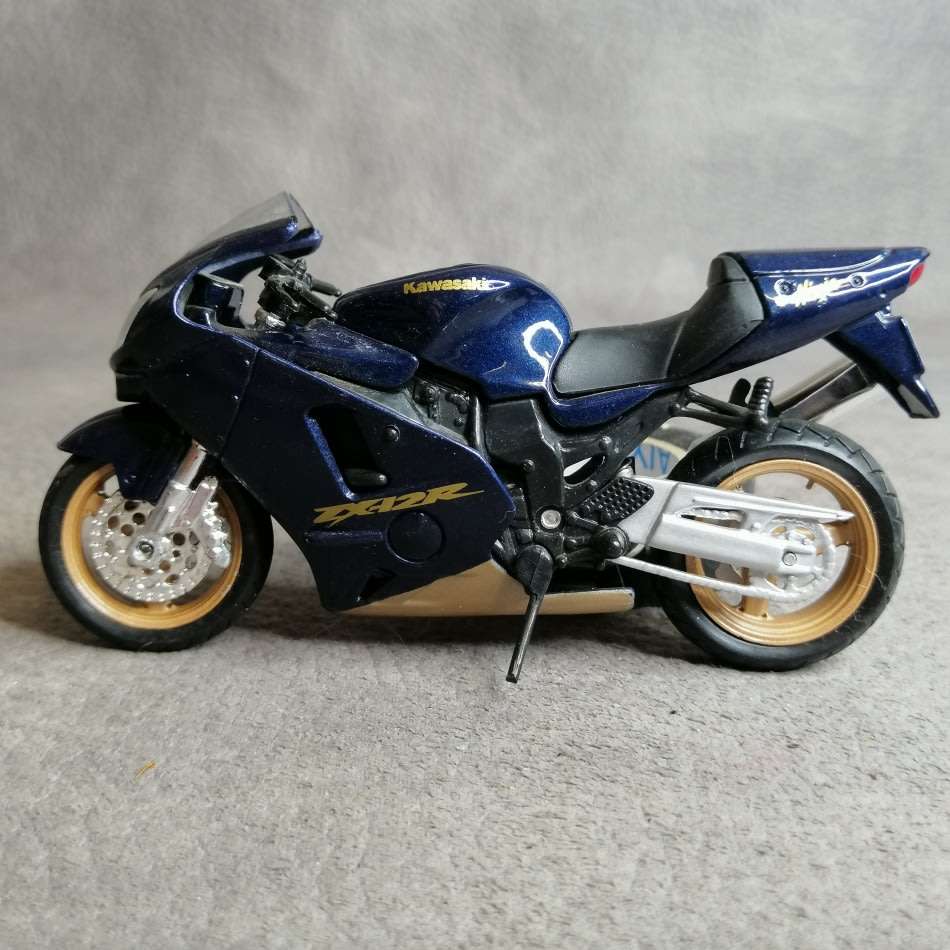 Kawasaki Ninja ZX-12R Die Cast Model Motorcycle Scale 1:18