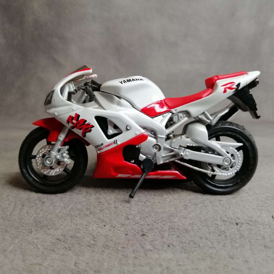 Yamaha YZF R1 Die Cast Model Motorcycle Scale 1:18