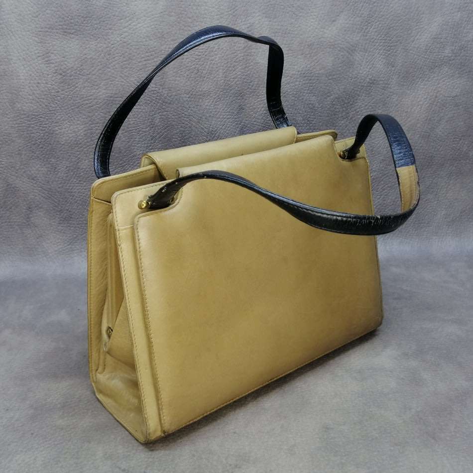 High Quality Ladies Genuine Leather Multi Pocket Hand and Shoulder Bag!!! Fantastic Condition!!!