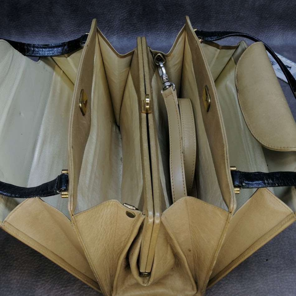 High Quality Ladies Genuine Leather Multi Pocket Hand and Shoulder Bag!!! Fantastic Condition!!!