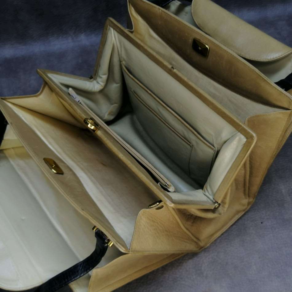 High Quality Ladies Genuine Leather Multi Pocket Hand and Shoulder Bag!!! Fantastic Condition!!!