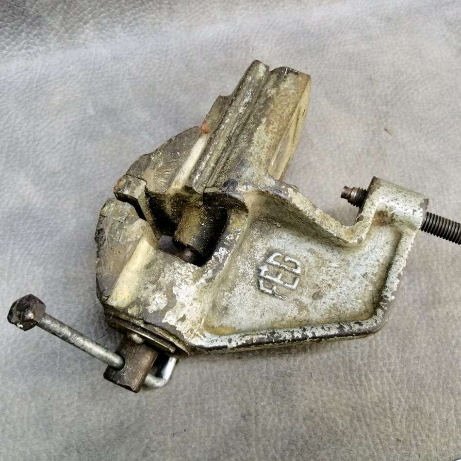FEG 60 Cast Metal Bench Mount Vice and Anvil Top - Working