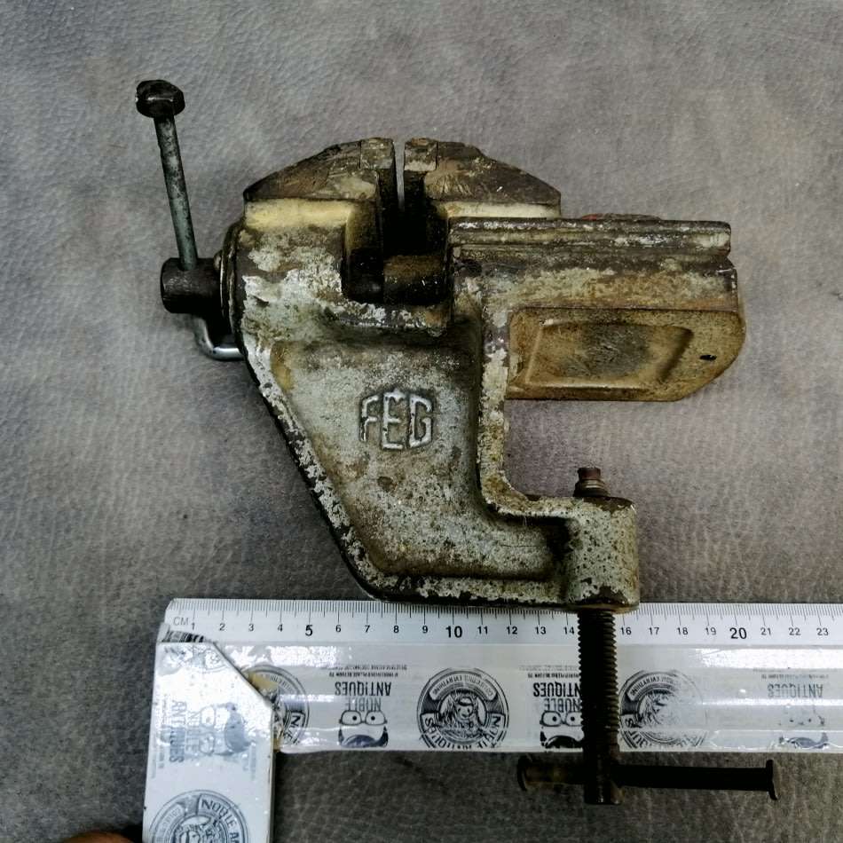 FEG 60 Cast Metal Bench Mount Vice and Anvil Top - Working