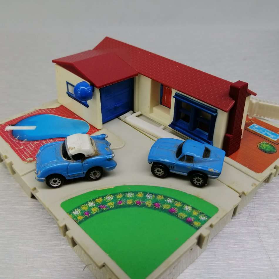 Original Vintage Galoob Micro Machine Foldable Diorama House and Cars!!