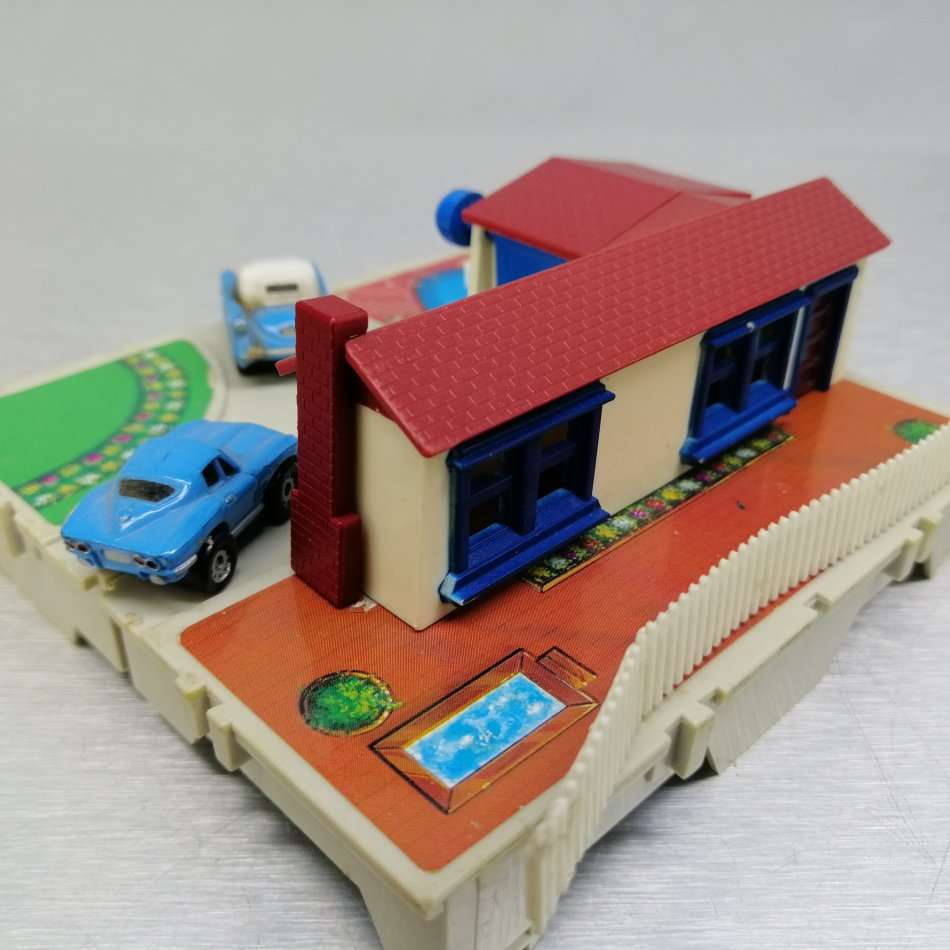 Original Vintage Galoob Micro Machine Foldable Diorama House and Cars!!