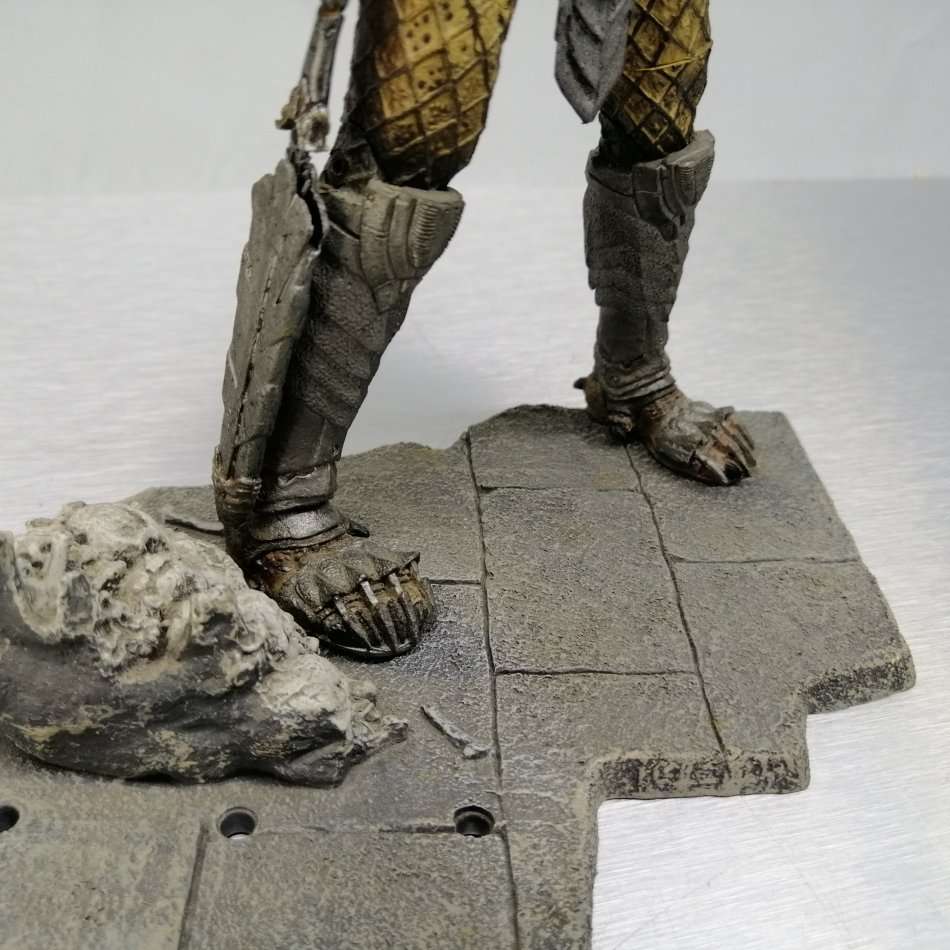 FANTASTIC!!! Highly Detailed Original Predator Figurine (230mm) Figure 1