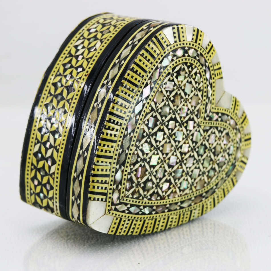 Fantastic!!! Highly Detailed Bone and Mother of Pearl Inlay Hart Shaped Trinket Box!!!