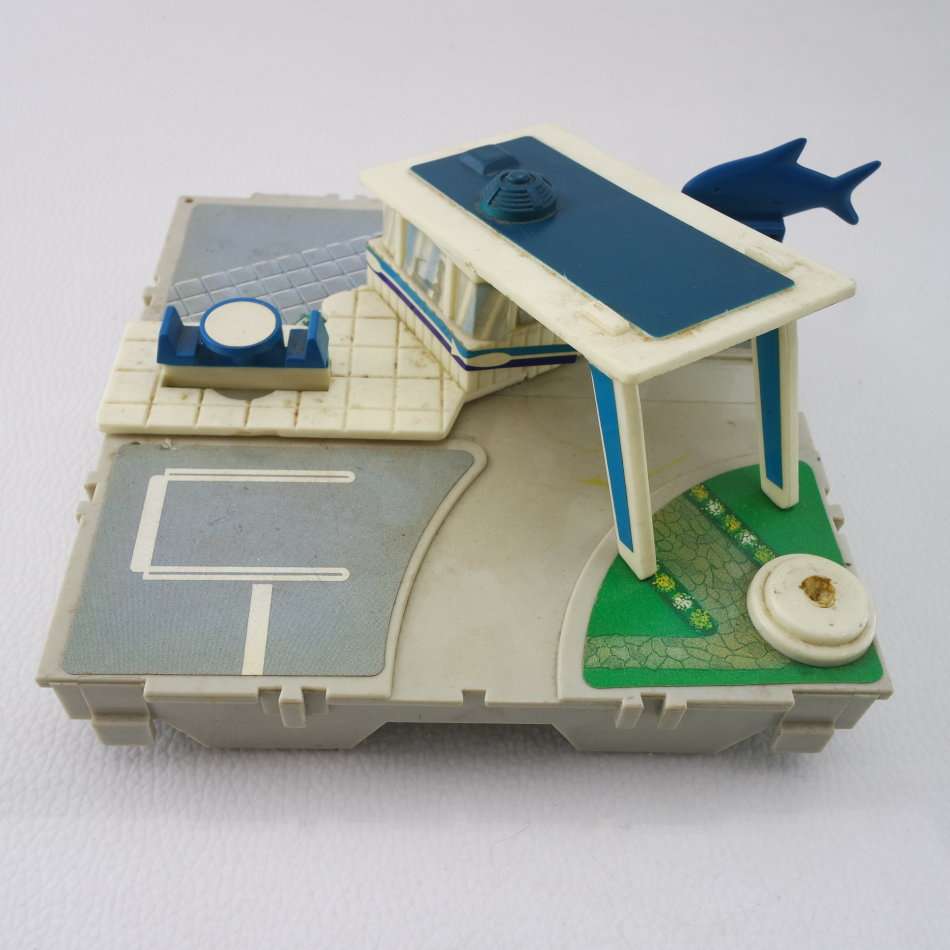 Original 1980's Micromachines Travel City Fold Up Fish Shop Play Set!!!