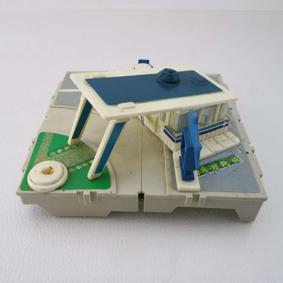Original 1980's Micromachines Travel City Fold Up Fish Shop Play Set!!!