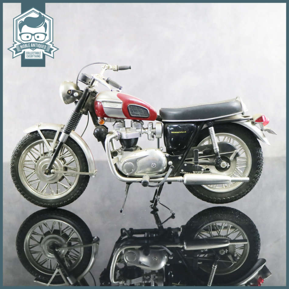 LARGE Highly Detailed Die Cast Triumph Bonneville Scale 1:10 Motorcycle!!! 35cm!!!