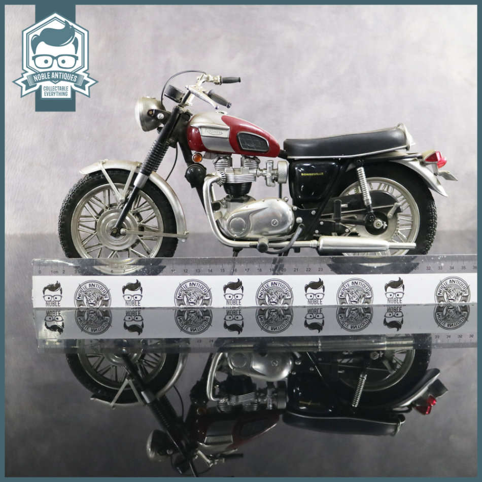 LARGE Highly Detailed Die Cast Triumph Bonneville Scale 1:10 Motorcycle!!! 35cm!!!