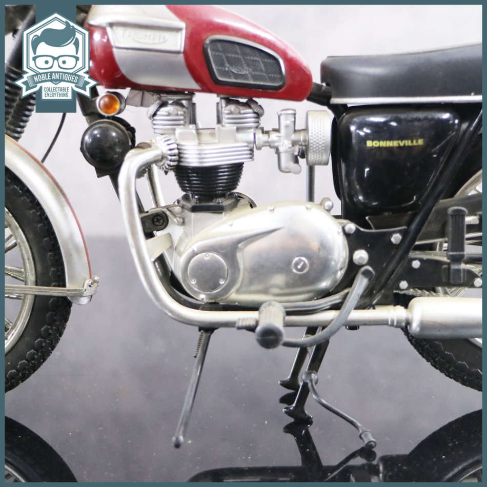 LARGE Highly Detailed Die Cast Triumph Bonneville Scale 1:10 Motorcycle!!! 35cm!!!