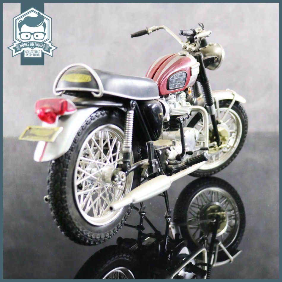 LARGE Highly Detailed Die Cast Triumph Bonneville Scale 1:10 Motorcycle!!! 35cm!!!