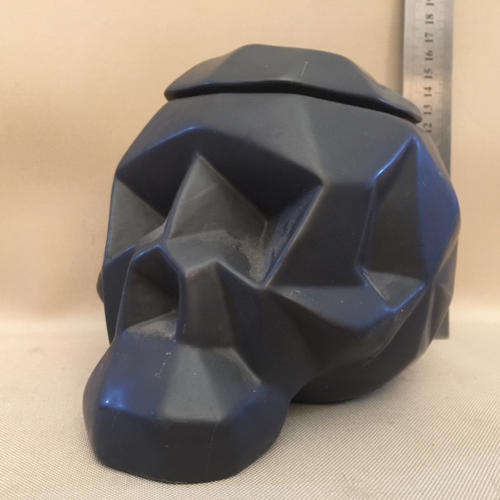 Black Ceramic Scull Pot