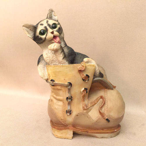 RESIN PUSS IN BOOT FIGURE