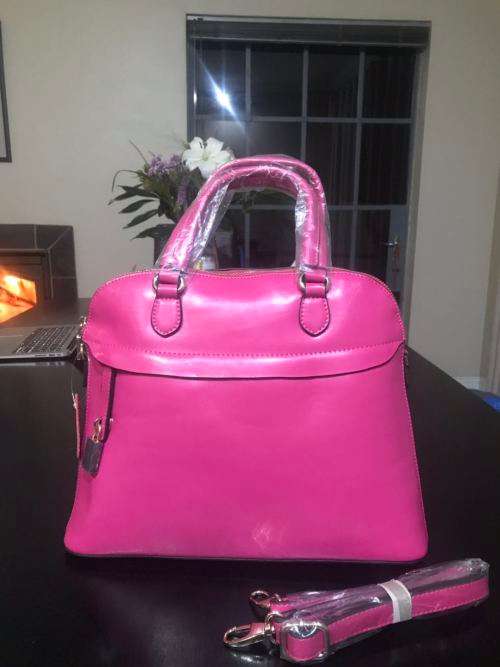 Classic design genuine leather large size ladies handbag, with zip lock. Rose color. Stock in ZA