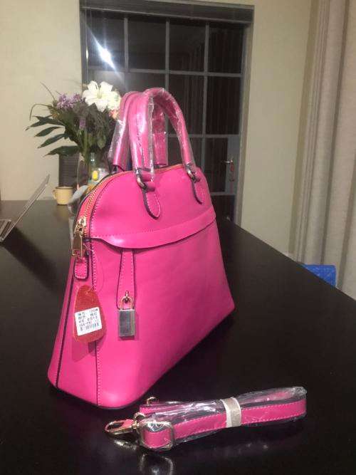 Classic design genuine leather large size ladies handbag, with zip lock. Rose color. Stock in ZA