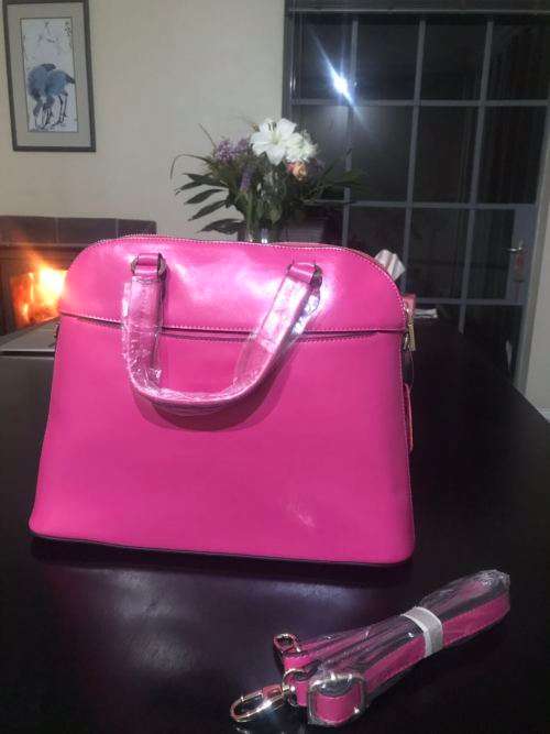 Classic design genuine leather large size ladies handbag, with zip lock. Rose color. Stock in ZA