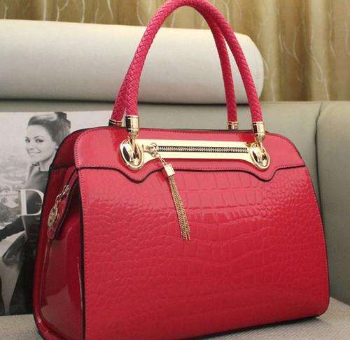 Crocodile pattern office lady loves bag. Rose color.