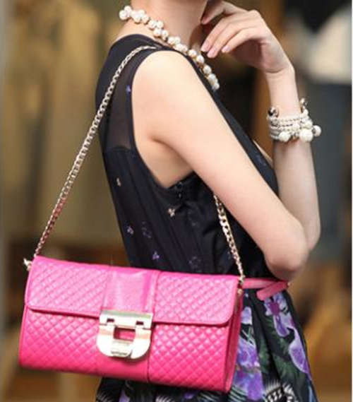 Genuine leather woman clutch bag with chain. Rose color.