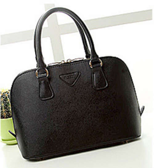L brand famous shell design high quality ladies handbag. larger size. Black color. Stock in ZA