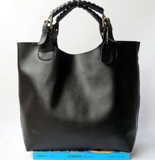 Classic large capacity handbag. Black color. Shop will be closed on 2014.11.17-2015.1.1