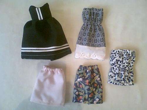 barbie clothing ( 5 ITEMS) black and floral blue