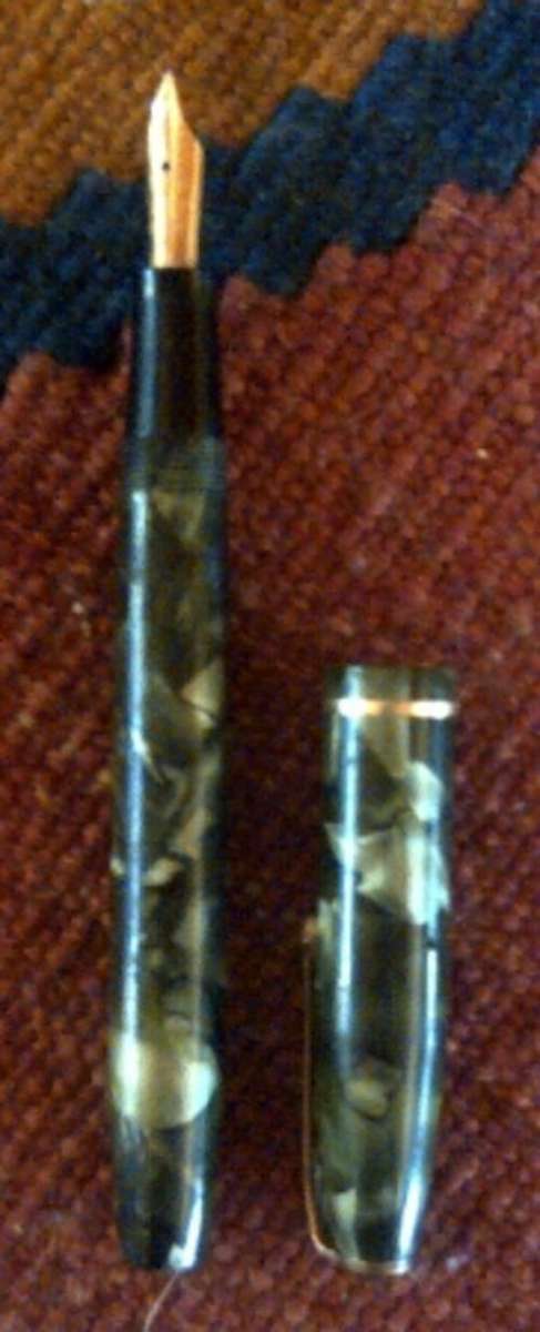 Conway Stewart 85 Fountain Pen!!!  Caesin casing, 14k gold nib!!!