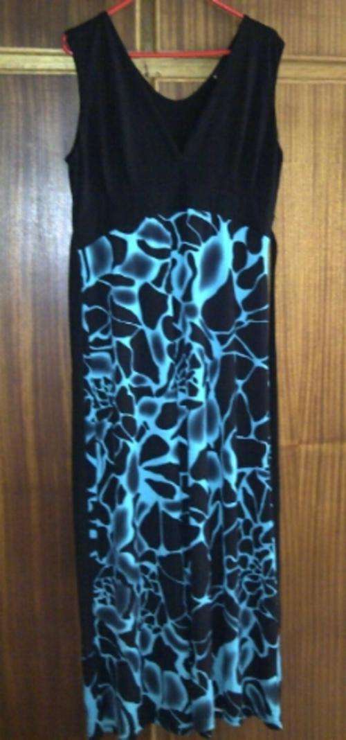 BEAUTIFUL V-NECK, LONG BLACK & TURQUOISE POLYESTER DRESS!!  SIZE XXXL, BUT FITS 38/40.