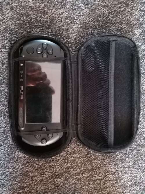 PSP E1004 + 7 GAMES + MEMORY CARD