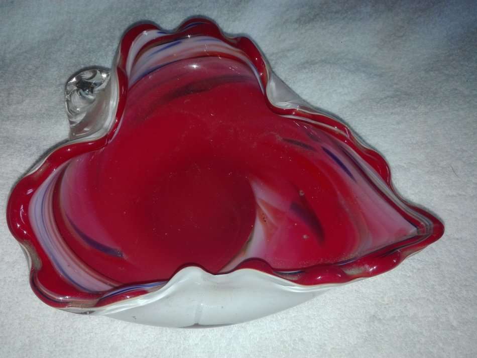 Tutti-Frutti-Murano-Art-Glass-Bowl.Italian Murano Leave shape 2 colour ashtray 170 x 160 x 50mm
