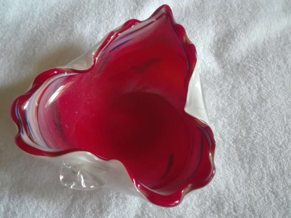 Tutti-Frutti-Murano-Art-Glass-Bowl.Italian Murano Leave shape 2 colour ashtray 170 x 160 x 50mm