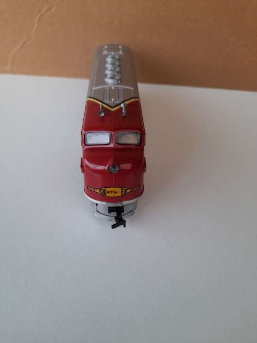 MODEL POWER HO - SANTA FE DIESEL LOCOMOTIVE AND CABOOSE