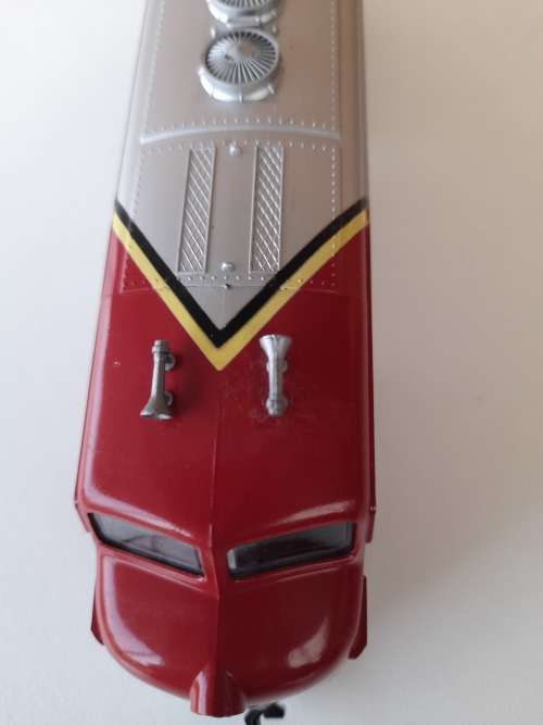 MODEL POWER HO - SANTA FE DIESEL LOCOMOTIVE AND CABOOSE