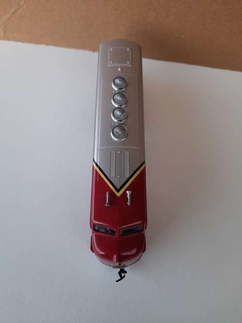 MODEL POWER HO - SANTA FE DIESEL LOCOMOTIVE AND CABOOSE