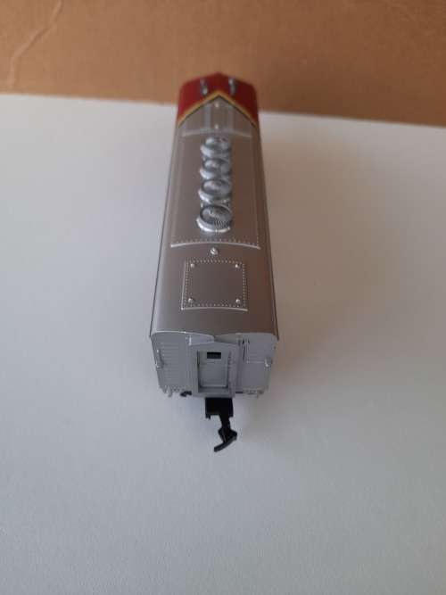 MODEL POWER HO - SANTA FE DIESEL LOCOMOTIVE AND CABOOSE