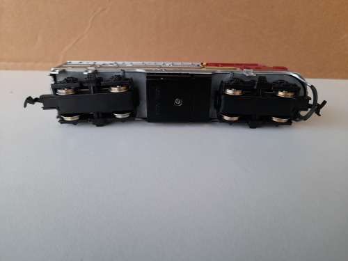 MODEL POWER HO - SANTA FE DIESEL LOCOMOTIVE AND CABOOSE