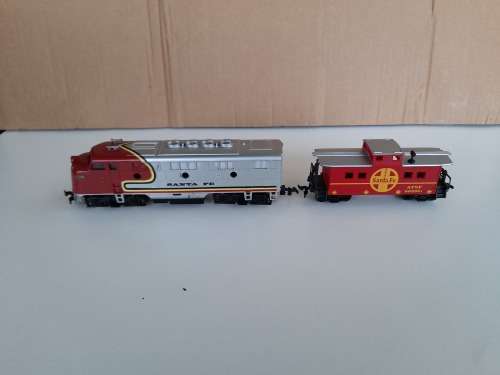MODEL POWER HO - SANTA FE DIESEL LOCOMOTIVE AND CABOOSE